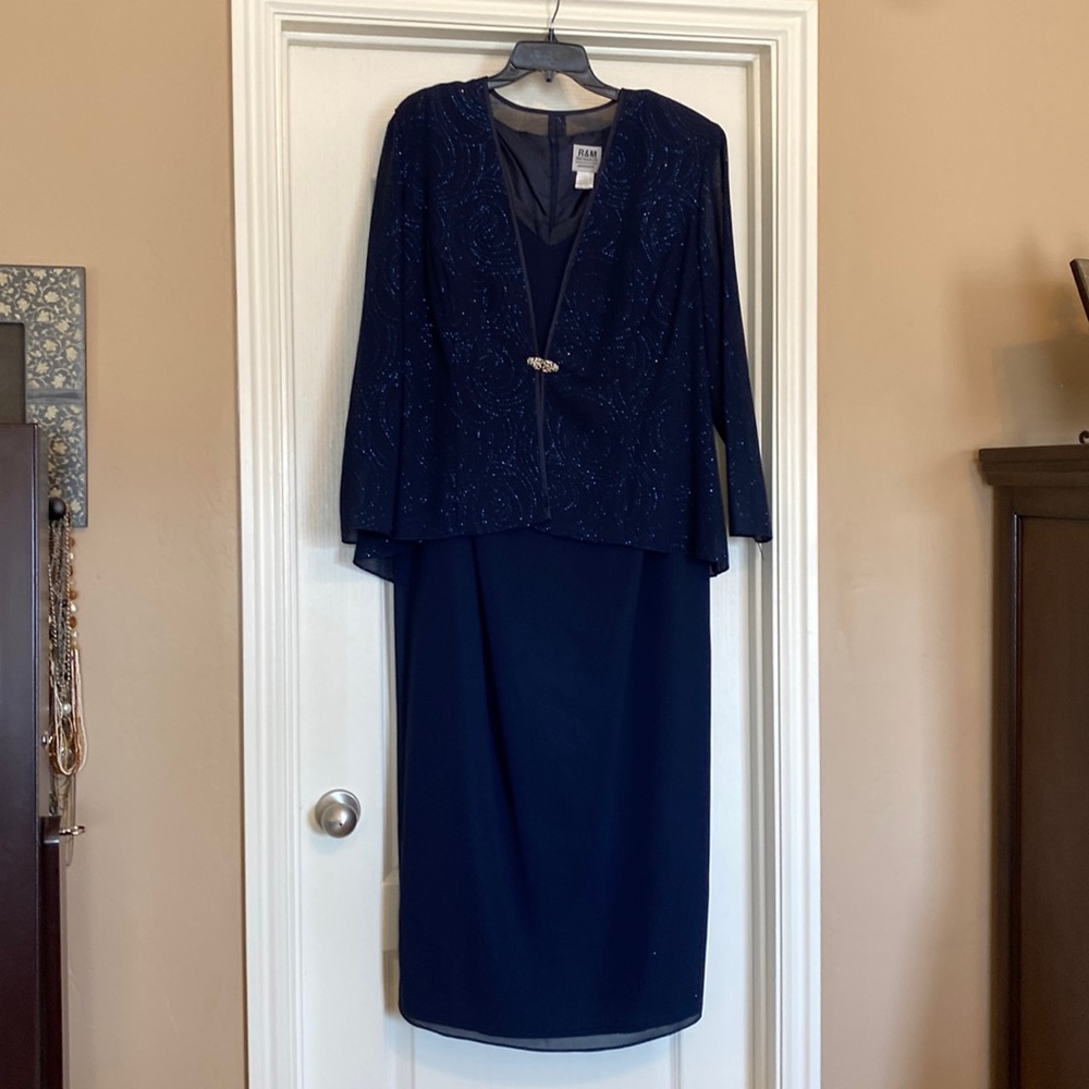 Classy flattering evening dress. Subtle glittery swirls. Sliver beaded closure